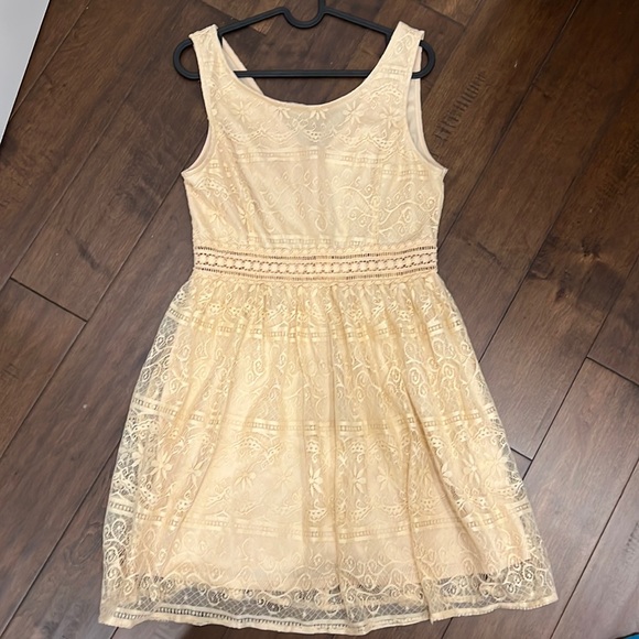 Peachy Lace Dress - Picture 2 of 2